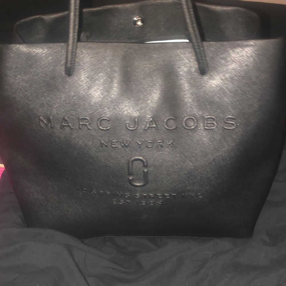 Marc Jacobs signature logo shopper NYC edition